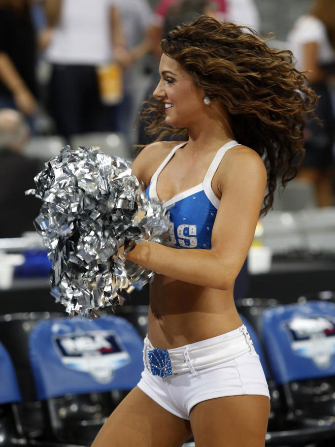 Las 'cheerleaders' de los Dallas Mavericks conquistaron Barcelona con sus bailes y simpata.