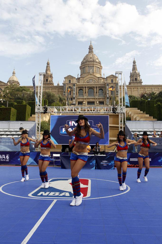 NBA Europe Live 2012 presentado por BBVA ha conquistado barcelona con el NBA Fan Zone organizado por Adidas en la Avenida Reina Maria Cristina.