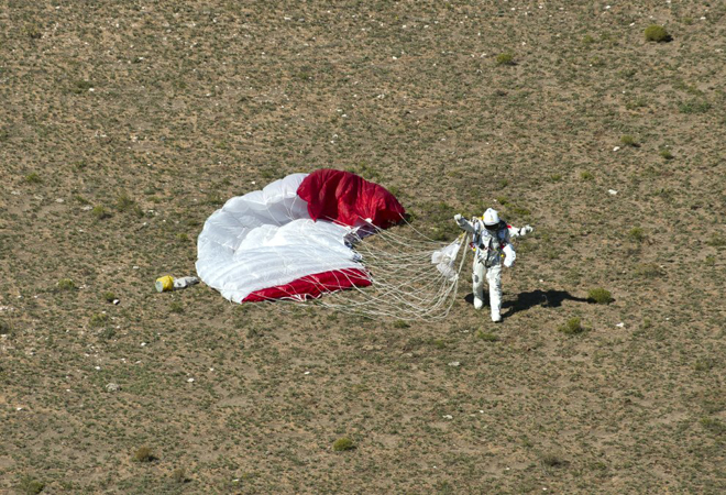 El austraco Felix Baumgartner ha tocado tierra sano y salvo tras lanzarse desde la estratosfera, a ms de 39.000 metros de altura, para convertirse en el primer ser humano en romper la velocidad del sonido en cada libre.