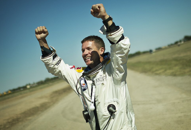 El austraco Felix Baumgartner ha tocado tierra sano y salvo tras lanzarse desde la estratosfera, a ms de 39.000 metros de altura, para convertirse en el primer ser humano en romper la velocidad del sonido en cada libre.