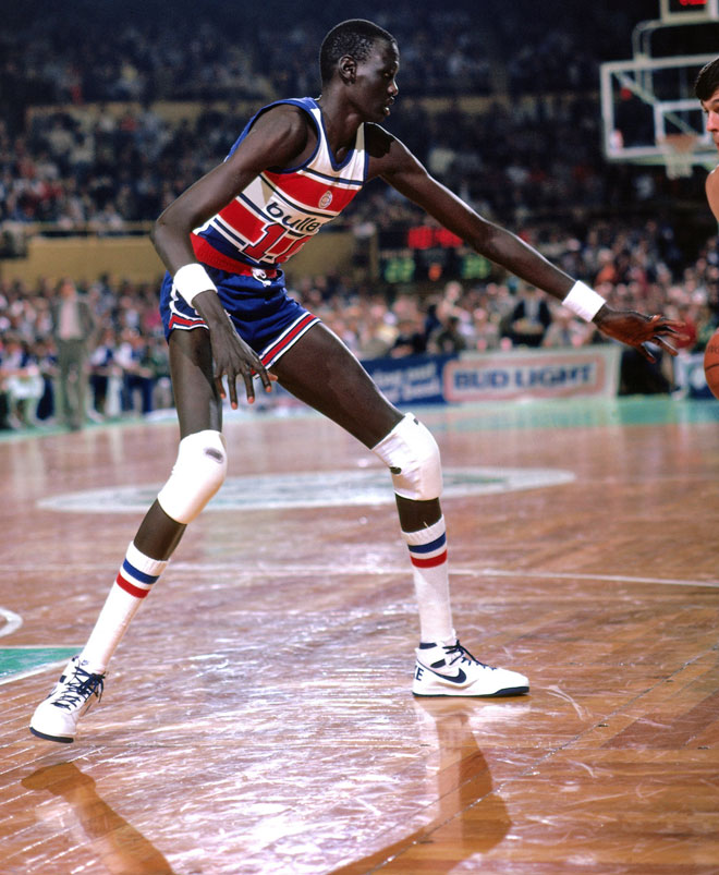 Este 16 de octubre se hubieran cumplido 50 años del nacimiento del sudanés Manute Bol. El espigadísimo pívot de 2,31 y piernas interminables falleció en 2010, pero su huella permanece. Jugó en Philadelphia 76ers, Washington Bullets y Golden State Warriors. Debutó en 1985 y se retiró en 1995.