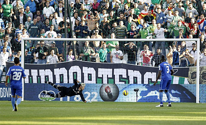 Diego Alves toc el remate de Salva Sevilla, pero no pudo impedir el gol del Betis.