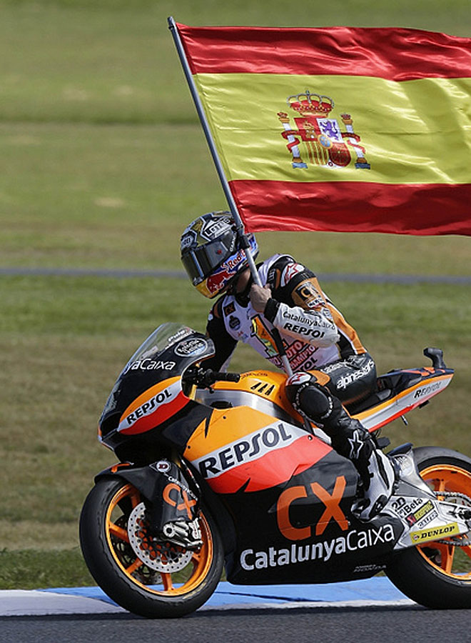 Marc Márquez dio la vuelta de honor tras proclamarse campeón del mundo en Moto2 agarrado a la bandera de España.