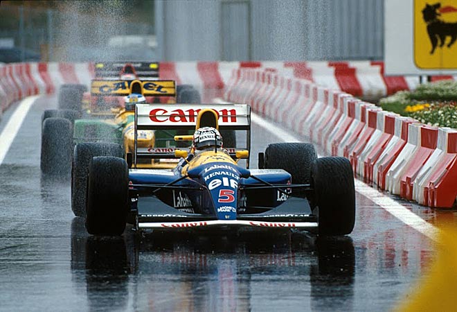 Nigel Mansell (GBR), con el Williams FW14B, delante de Michael Schumacher (ALE), Benetton B192, y Jean Alesi (FRA), Ferrari F92. GP de Espaa en Montmelo el 3 de mayo de 1992. Aquel s fue el ao de Mansell, Williams y Newey.