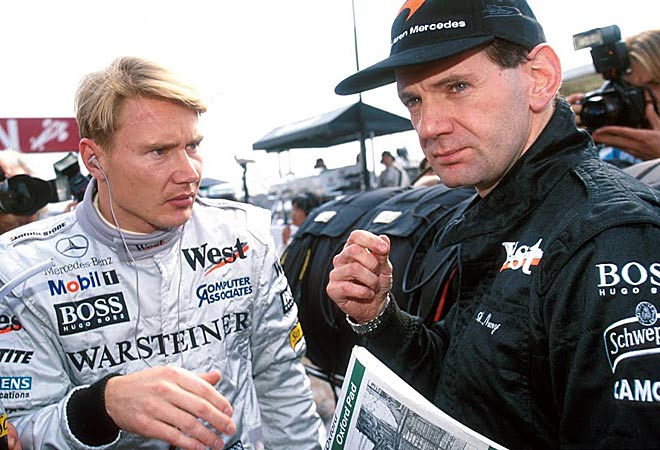 Mika Hakkinen (FIN) con Adrian Newey (GBR). GP de Japn en Suzuka el 1 de noviembre de 1998, ao del primer ttutlo de Hakkinen.
