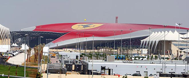 Los pilotos de Ferrari, Fernando Alonso y Felipe Massa, visitaron el 'Ferrari World' de Abu Dabi, un parque de atracciones temtico de la 'Scuderia' que est al lado del cirucito de Yas Marina en Abu Dabi.