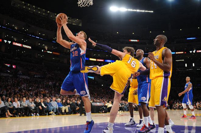 Blake Griffin anota ante la presencia de Pau Gasol en el partido que los Clippers ganaron en cancha de los Lakers.