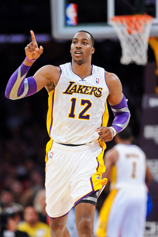 Dwight Howard lider a los Lakers en su primer triunfo de la temporada, que fue ante los Pistons.