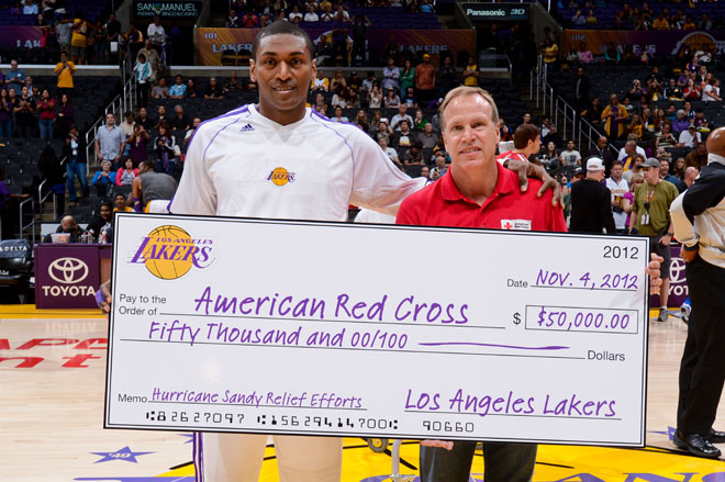Metta World Peace presentando un cheque que donan Los Angeles Lakers a la Cruz Roja para ayudar a las vctimas del huracn Sandy.