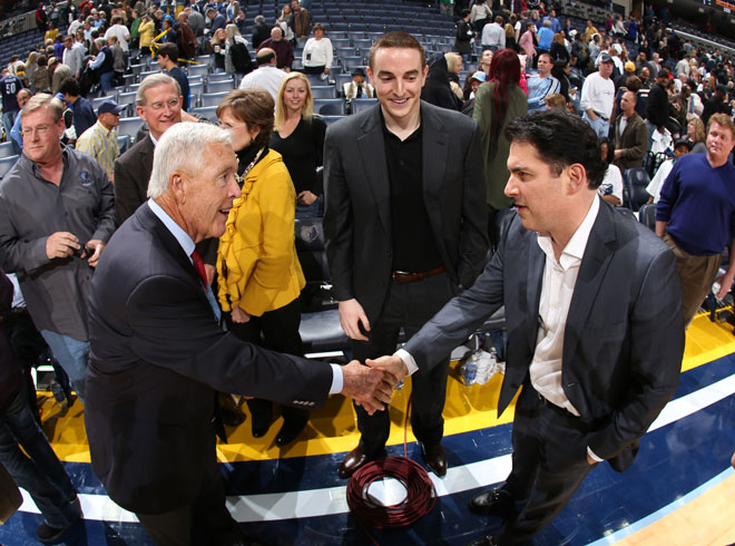 Michael Heisley, ex propietario de los Grizzlies, saludando al nuevo dueo de la franquicia de Memphis, Robert Pera.