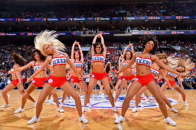 Las cheerleaders de los Sixers animando a su equipo durante el partido que acabaron perdiendo contra los Knicks.