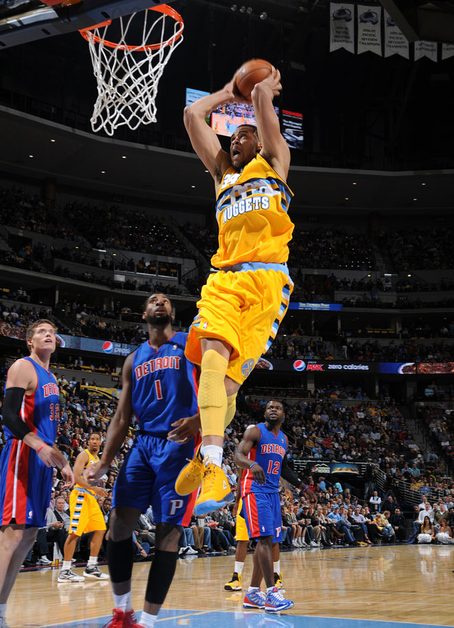 JaVale McGee, pvot de los Nuggets, protagoniz el mate de la jornada en la NBA en el partido que su equipo gan a los Pistons.