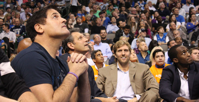 Dirk Nowitzki muy atento a la cmara durante el partido que los Mavericks ganaron a los Raptors.