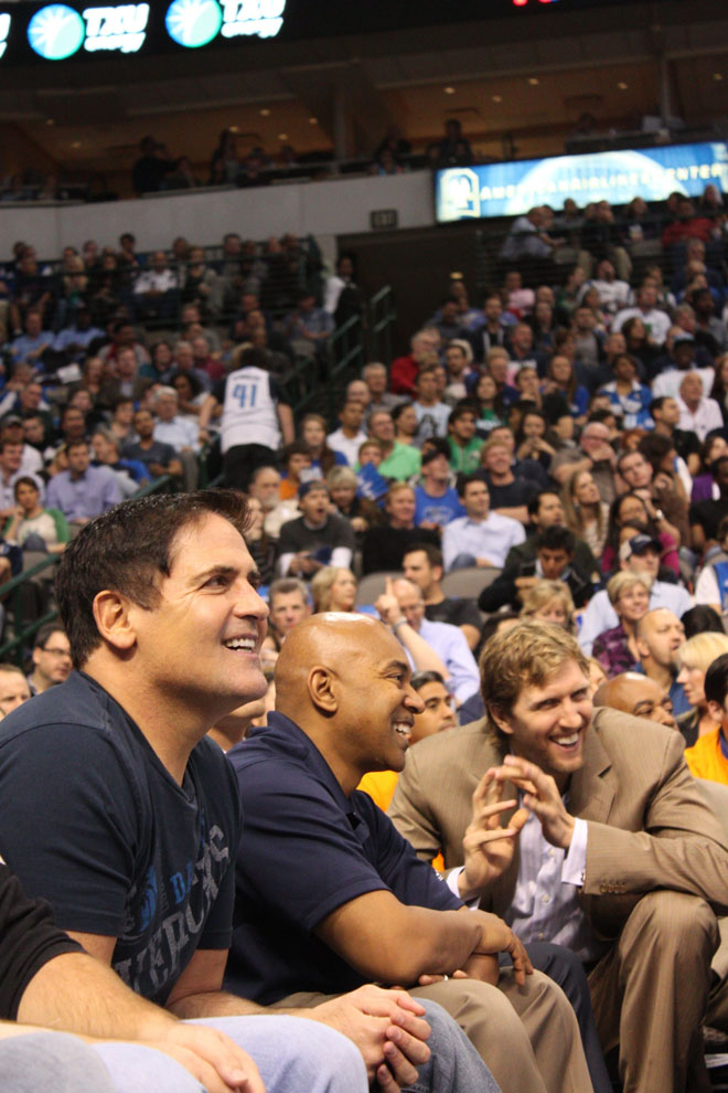 Mark Cuban y Dirk Nowitzki disfrutaron durante el triunfo de sus Mavericks ante los Raptors.