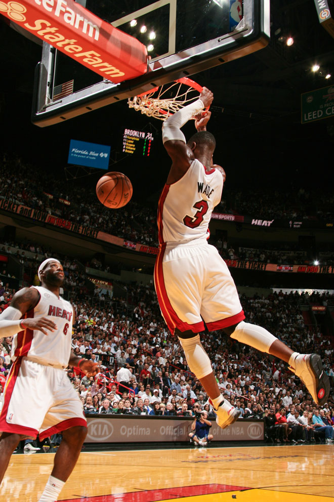 Dwyane Wade protagoniz una de las jugadas de la jornada NBA en el triunfo de sus Heat ante los Nets.