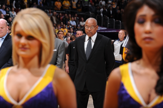 Tras la salida, horas antes del choque ante los Warriors, de Mike Brown, todas las miradas estaban puestas en Bernie Bickerstaff, el hombre encargado de dirigir a los Lakers hasta que llegue el nuevo entrenador.