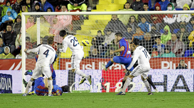 El Real Madrid busca mantener la distancia con el Barcelona tras la victoria azulgrana en Palma. Enfrente est el Levante, que ya gan la pasada campaa a los blancos en el Ciutat de Valencia.