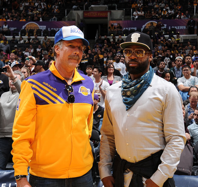 El actor Will Ferrell y el jugador Baron Davis disfrutando a pie de pista del partido entre Lakers y Kings.