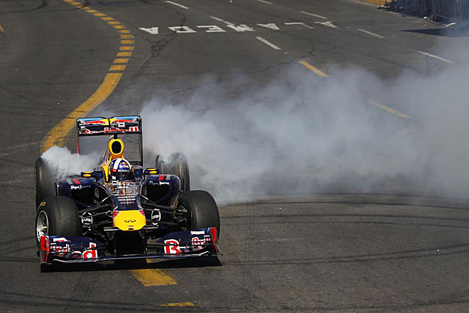 El piloto David Coulthard hizo las delicias de los asistentes a una exhibicin del equipo Red Bull en Santiago de Chile.