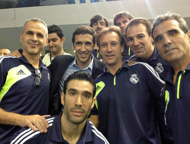 El jugador del Al Saad recibi a los veteranos del Real Madrid y el Bara en Qatar, donde disputaron un partido que se llevaron los blancos. Alfonso Prez fue colgando estas fotos en su cuenta de twitter.