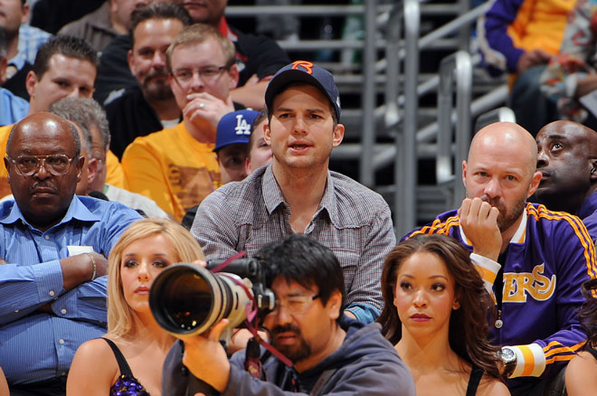 El actor Ashton Kutcher, ex pareja de Demi Moore y actual novio de Mila Kunis, acudi solo a presenciar el partido entre Lakers y Spurs.