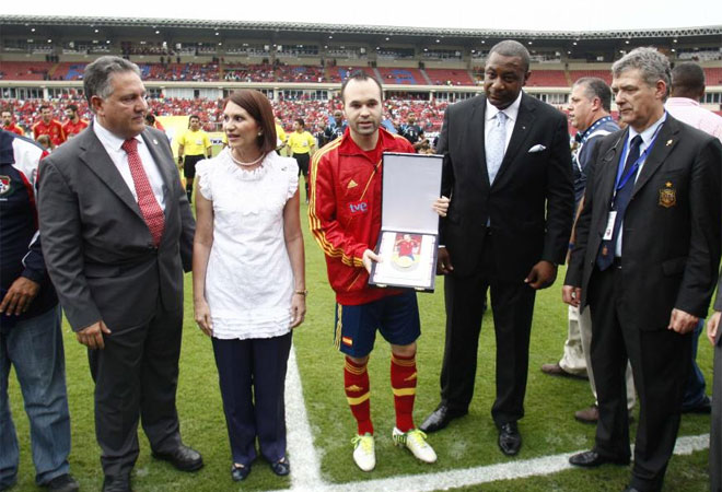 Andrs Iniesta fue galardonado al inicio del partido por las autoridades panameas.