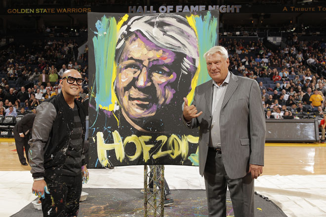 El pintor David Garibaldi le realiz su particular homenaje al veterano ex entrenador Don Nelson en los prolegmenos del partido que enfrent a Warriors y Hawks.