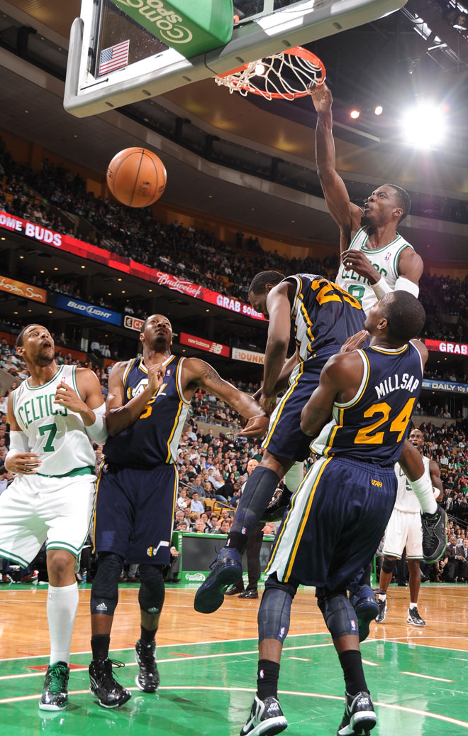 Jeff Green, alero de los Celtics, es el protagonista del mate de la jornada en la NBA.