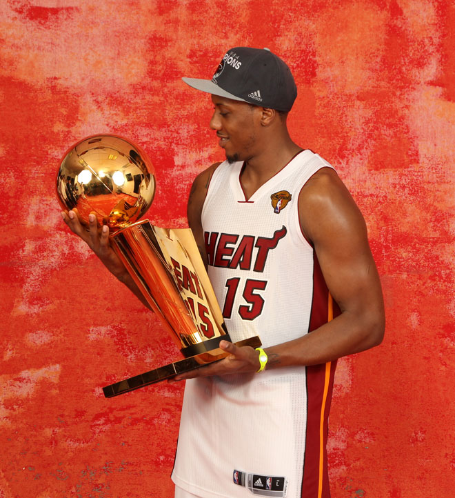 Mario Chalmers, base de los Miami Heat, con la copa de campen de la NBA