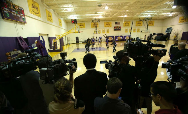 Muchos medios de comunicacin acudieron al campo de entrenamiento de los Lakers para no perder detalle del nuevo tcnico.