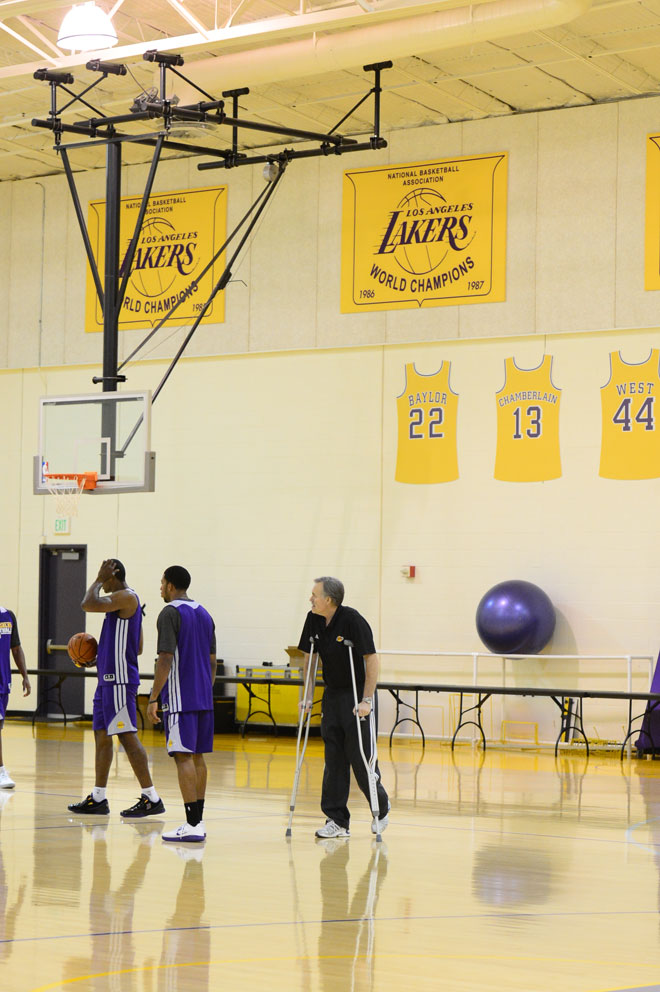 Mike D'Antoni asisti a su primer entrenamiento con los Lakers acompaado de sus muletas despus de haber sido operado de la rodilla.