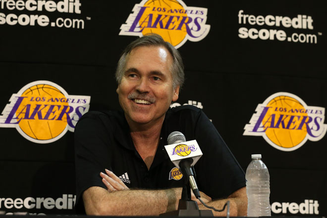 Mike D'Antoni ya habla como entrenador de los Lakers