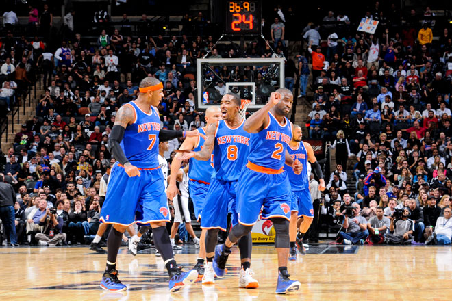 Carmelo Anthony, J.R. Smith y Raymond Felton celebrando el triunfo de los Knicks en San Antonio contra los Spurs.