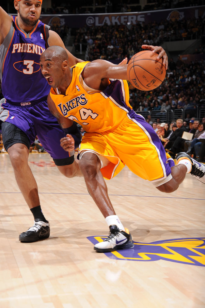 Kobe Bryant lider a los Lakers en el triunfo que consiguieron ante los Suns.