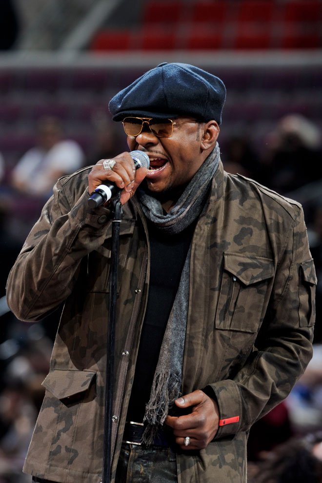 El cantante de Bobby Brown, el ex marido de la recordada Whitney Houston, interpret el himno de Estados Unidos en los prolegmenos del partido que los Magic ganaron a los Pistons en Detroit.