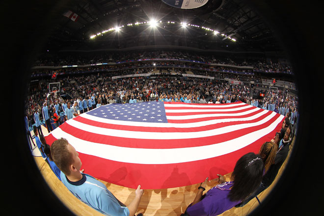 Homenaje a la bandera de Estados Unidos en los prolegmenos del partido que jugaron en Charlotte los Bobcats ante los Grizzlies.