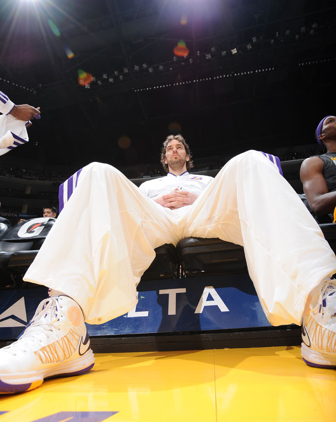 Pau Gasol consigui su punto 15.000 en temporada regular en la NBA en el partido que los Lakers ganaron a los Rockets.