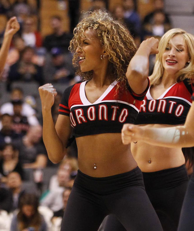 Los piercings en el ombligo estn de moda entre las cheerleaders de la NBA, aunque algunas de ellas apuestas por retirrselos a la hora de bailar.