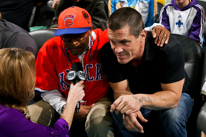 El director Spike Lee junto al actor Josh Brolin, el inolvidable Brand Walsh de Los Goonies, en el partido de los Knicks.