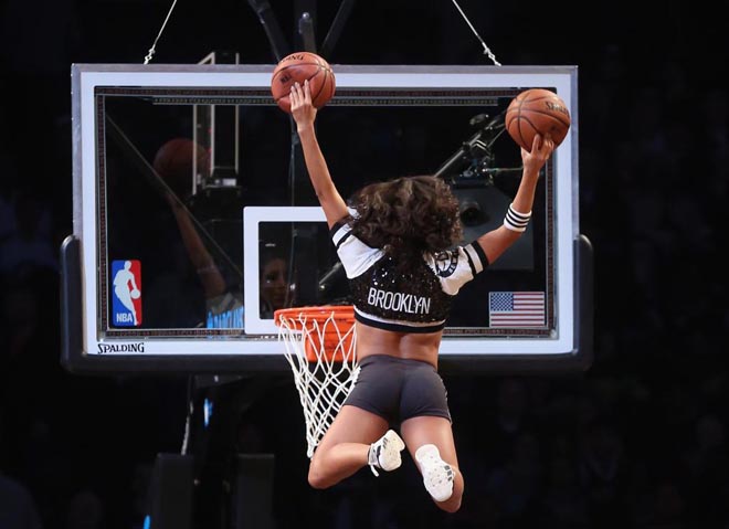 La llegada de los Nets a Brooklyn ha disparado el espectculo y hasta las cheerleaders del equipo neoyorquino se apuntan a emular a sus dolos Deron, Johnson o Brook Lopez.