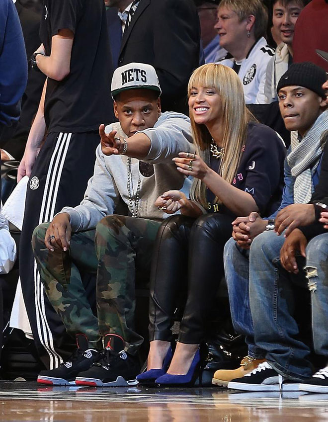 Los cantantes Jay Z y Beyonce, matrimonio y copropietarios de los Nets, no quisieron perderse el partido grande para Brooklyn contra los Knicks.