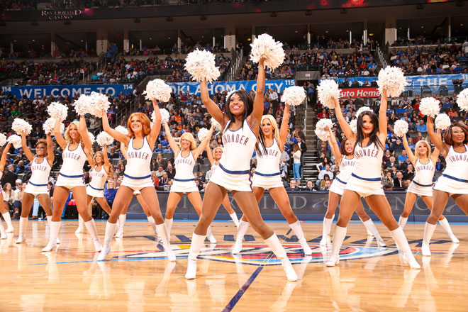 Las cheerleaders de los Thunder animaron a su equipo durante el partido que ganaron a los Bobcats.