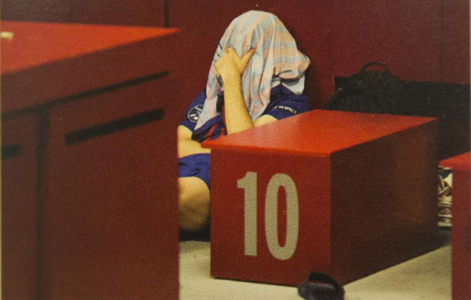 El crack argentino oculta tras la camiseta su rostro de decepcin por la eliminacin a manos del Chelsea de la Liga de Campeones.
