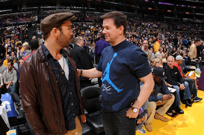 El actor Jeremy Piven, el mtico Ari Gold de El Squito, saludando a su colega Mark Wahlberg durante el partido que los Lakers ganaron a los Nuggets.