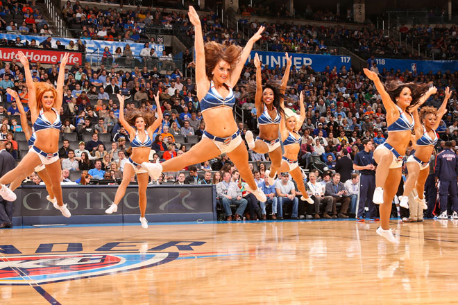 Las cheerleaders de los Thunder ayudaron a su equipo a ganar a los Jazz.