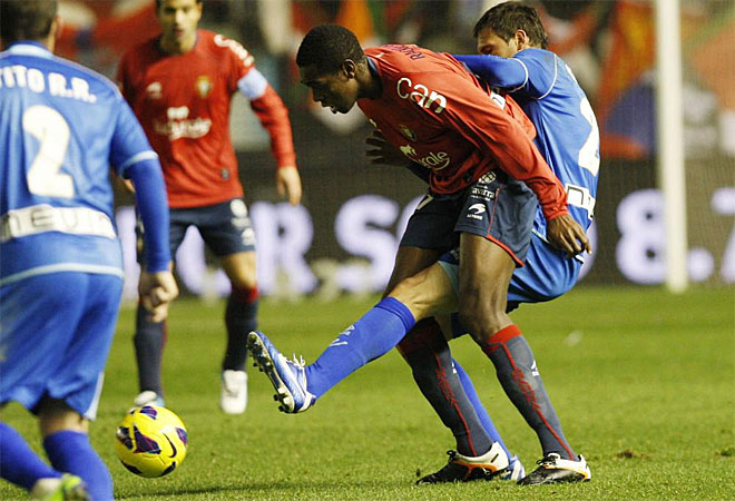El 'Mudo' Vzquez trata de arrebatar el esfrico al centrocampista de Osasuna.