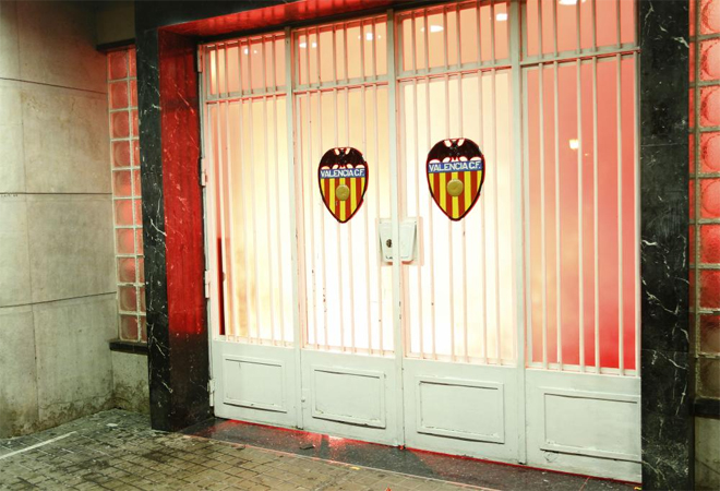 La Real Sociedad endos una manita al Valencia en Mestalla y la aficin mostr su descontento con la actual situacin del club. Una bengala incendi el palco de Mestalla y la polica tuvo que intervenir para disolver a unos aficionados que se agolpaban a las puertas del propio palco para pedir explicaciones.