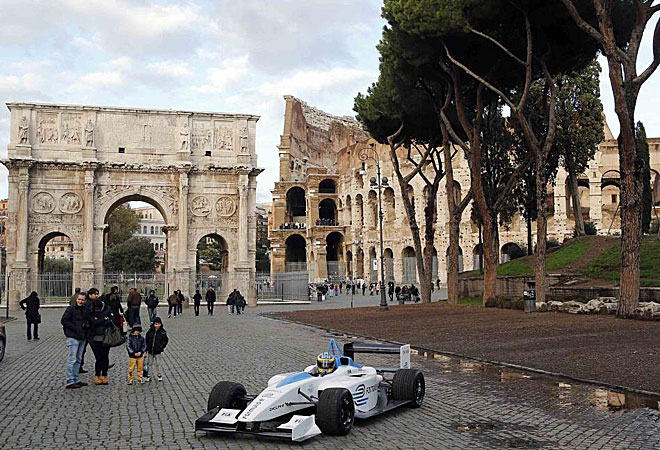 El piloto de pruebas de Pirelli, Lucas Di Grassi, pilotando un prototipo de coche elctrico, el Formulec, de la futura Frmula E, frente al Arco de Constantino