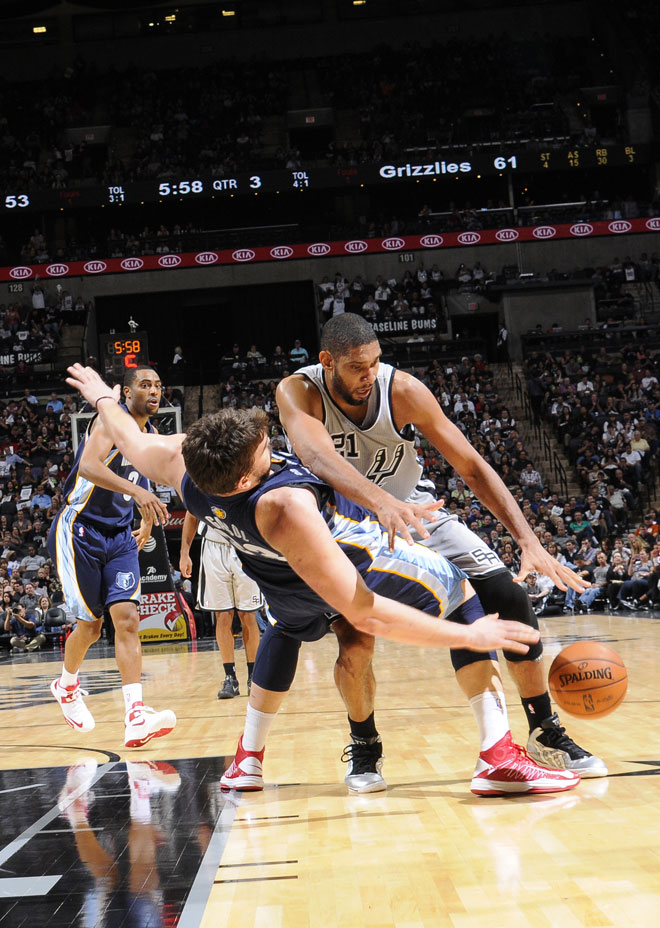 Marc Gasol y Tim Duncan luchando en el partido que los Spurs acabaron ganando a los Grizzlies.