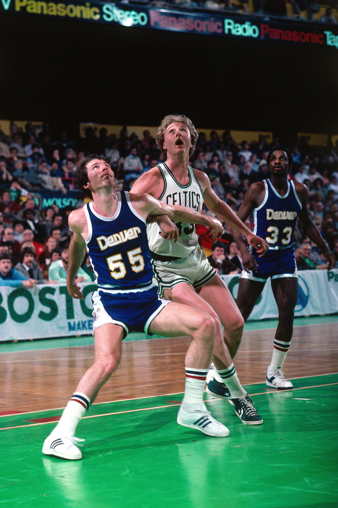 Don Larry Bird, el pjaro de la NBA, llev tres veces al anillo a los Celtics. Dominaba todas las facetas del juego y sus batallas con los Lakers de Magic son historia de la mejor liga del mundo.